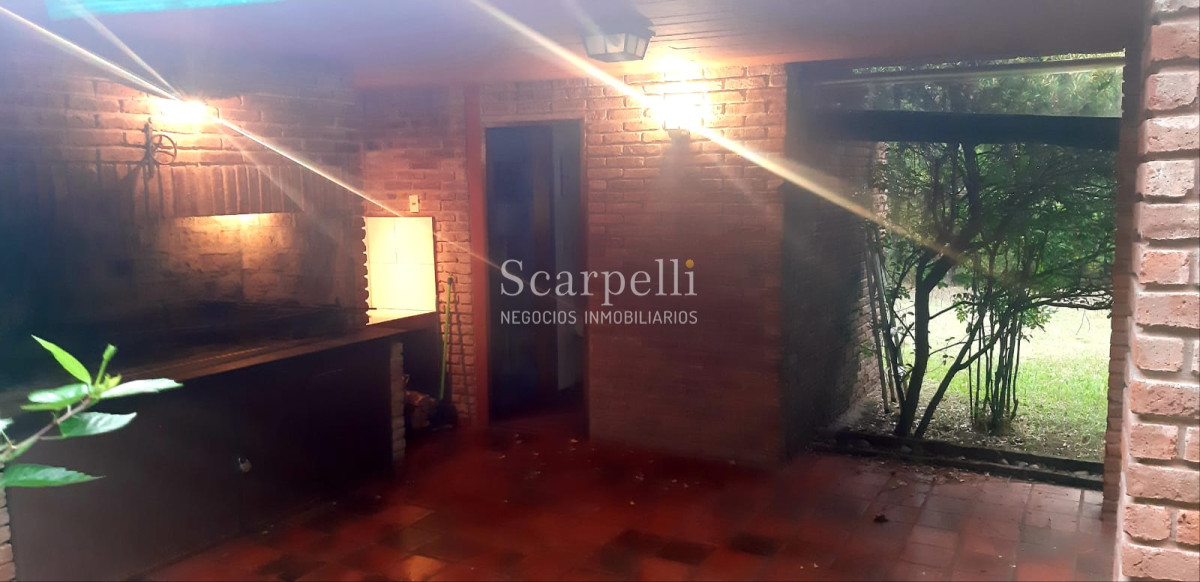 Casa ID.18160 - Pinares Parada 35 Cno. Laguna Próximo. Chalet de Ladrillo y Tejas Francesas Estilo Country en Apacible Entorno  con Vecinos todo el Año.-