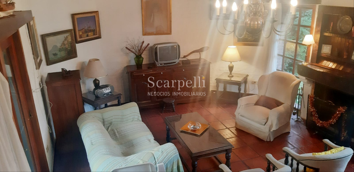 Casa ID.18160 - Pinares Parada 35 Cno. Laguna Próximo. Chalet de Ladrillo y Tejas Francesas Estilo Country en Apacible Entorno  con Vecinos todo el Año.-