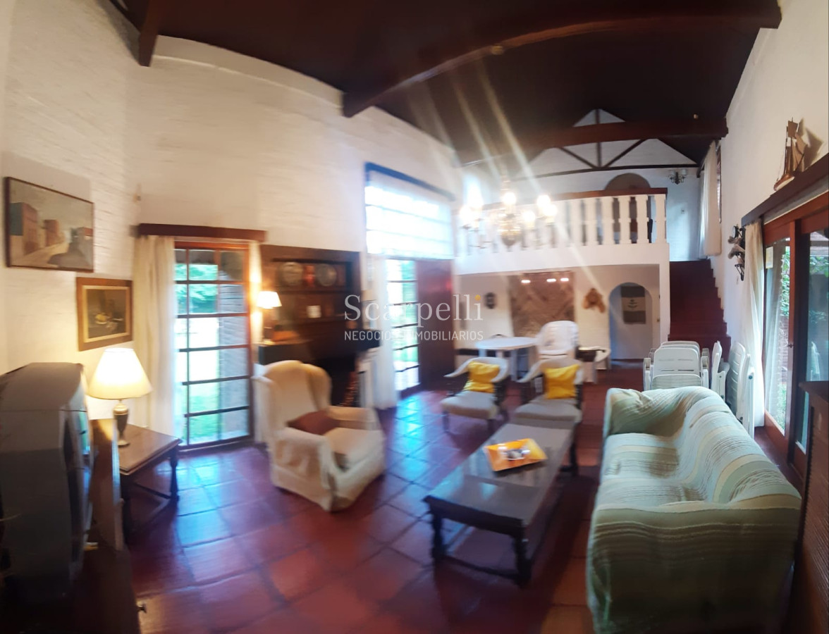 Casa ID.18160 - Pinares Parada 35 Cno. Laguna Próximo. Chalet de Ladrillo y Tejas Francesas Estilo Country en Apacible Entorno  con Vecinos todo el Año.-
