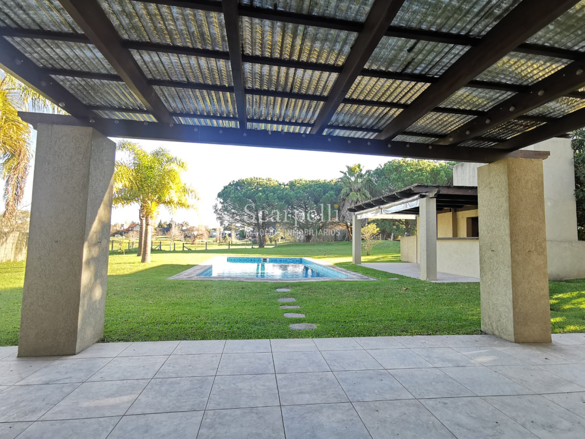 Casa ID.19393 - Lomas de Carrasco: La Mayor Seguridad para  Vivir en Uruguay: Destacado Chalet estilo español en Calle Cerrada con Lago a pocos metros