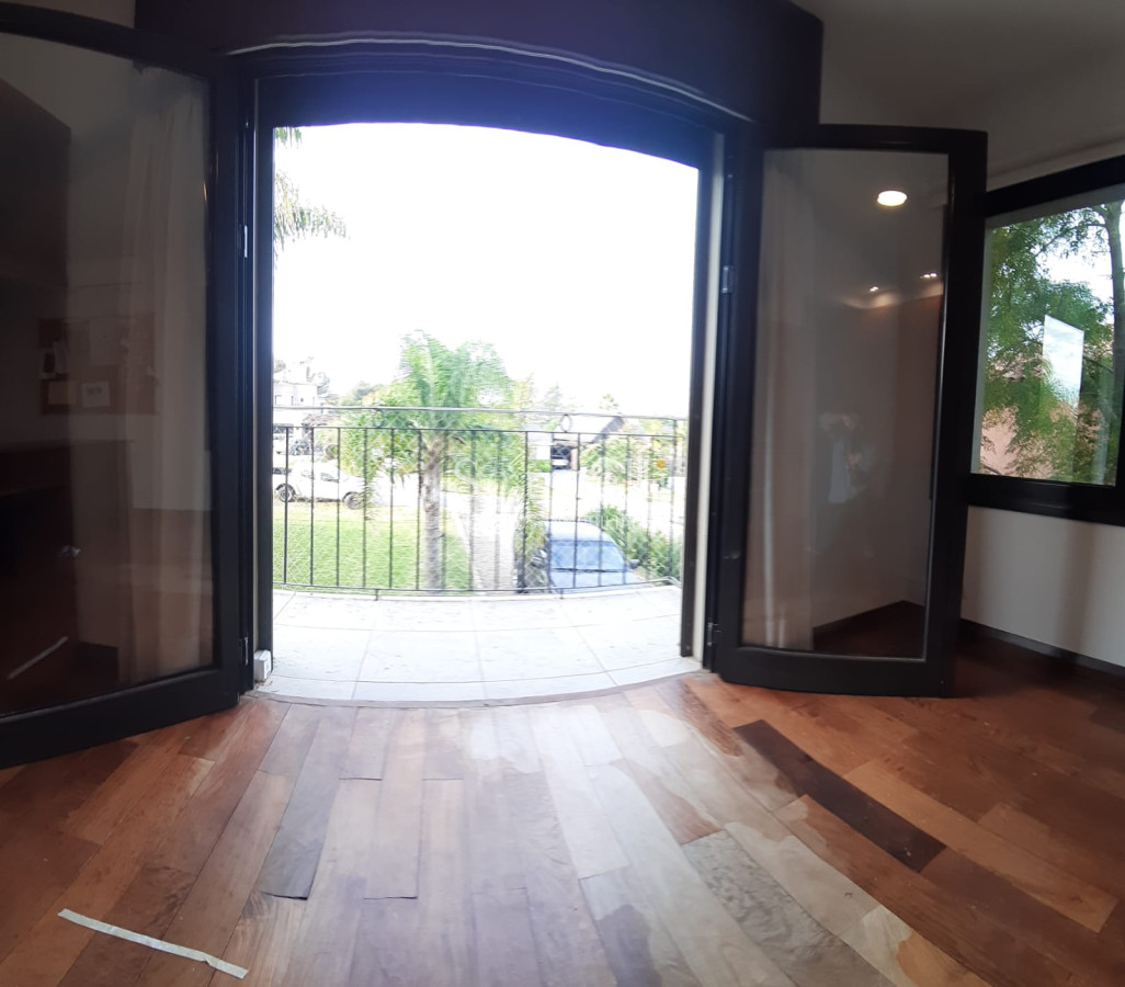 Casa ID.19393 - Lomas de Carrasco: La Mayor Seguridad para  Vivir en Uruguay: Destacado Chalet estilo español en Calle Cerrada con Lago a pocos metros