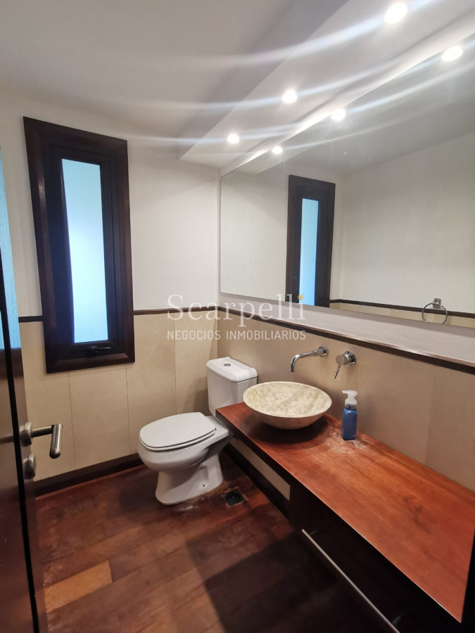 Casa ID.19393 - Lomas de Carrasco: La Mayor Seguridad para  Vivir en Uruguay: Destacado Chalet estilo español en Calle Cerrada con Lago a pocos metros