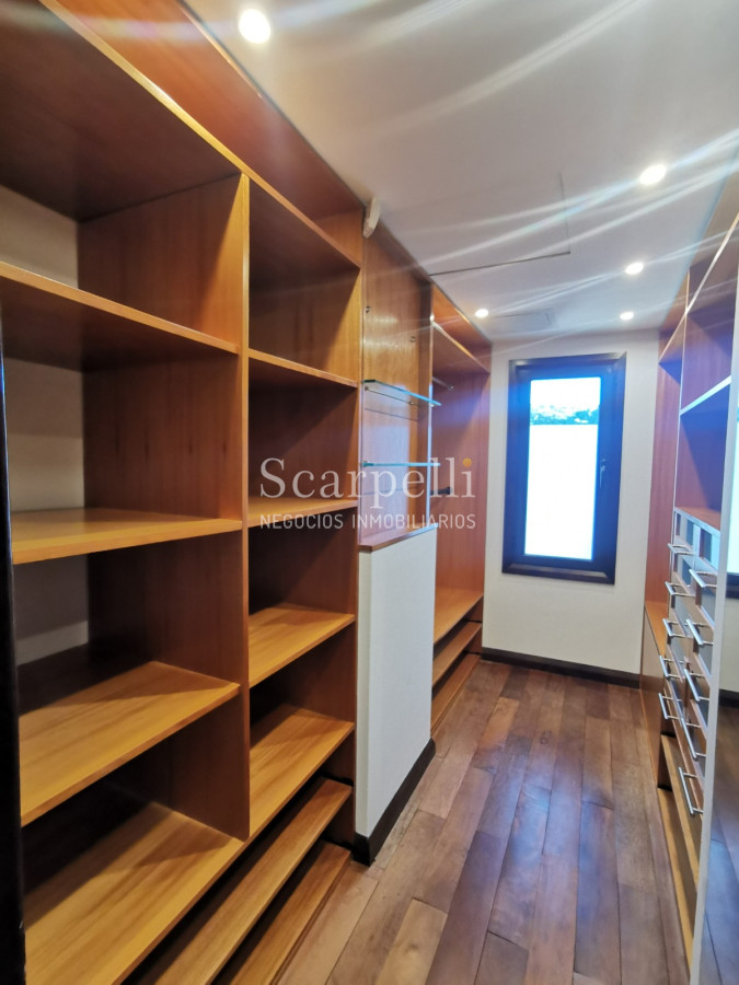 Casa ID.19393 - Lomas de Carrasco: La Mayor Seguridad para  Vivir en Uruguay: Destacado Chalet estilo español en Calle Cerrada con Lago a pocos metros