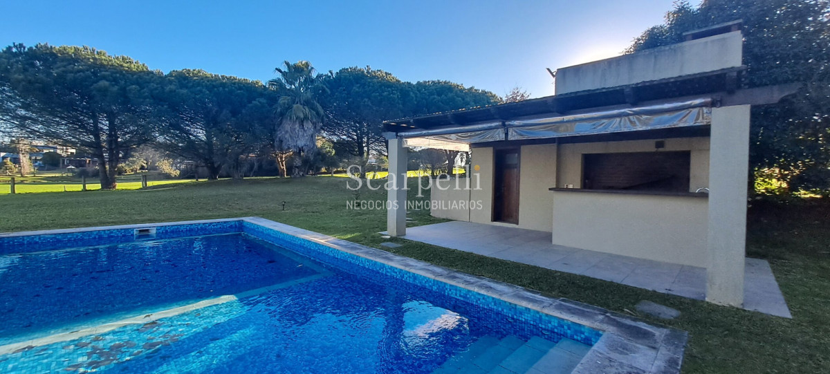 Casa ID.19393 - Lomas de Carrasco: La Mayor Seguridad para  Vivir en Uruguay: Destacado Chalet estilo español en Calle Cerrada con Lago a pocos metros