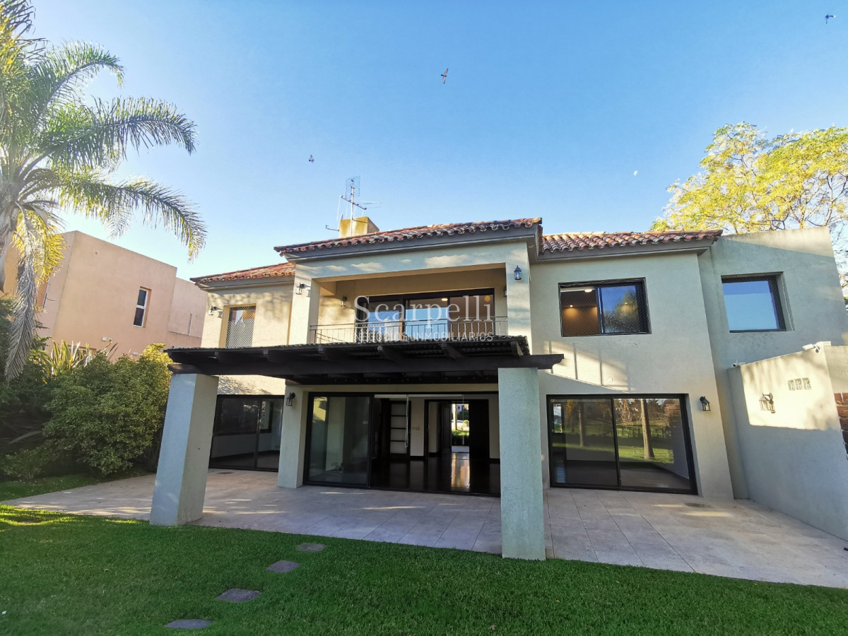 Casa ID.19393 - Lomas de Carrasco: La Mayor Seguridad para  Vivir en Uruguay: Destacado Chalet estilo español en Calle Cerrada con Lago a pocos metros