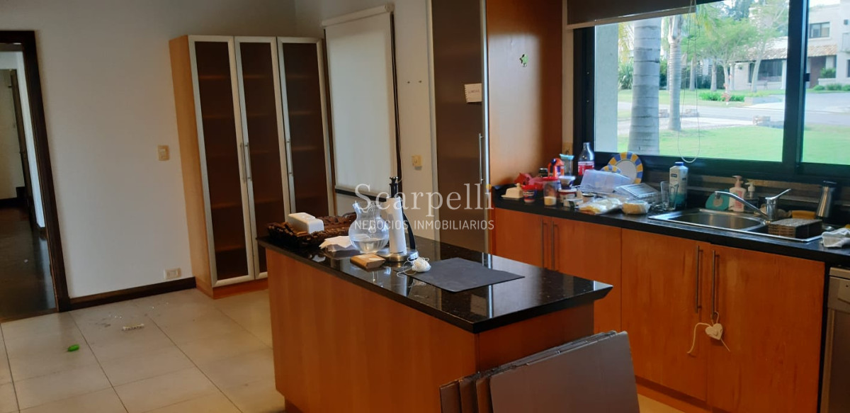 Casa ID.19393 - Lomas de Carrasco: La Mayor Seguridad para  Vivir en Uruguay: Destacado Chalet estilo español en Calle Cerrada con Lago a pocos metros