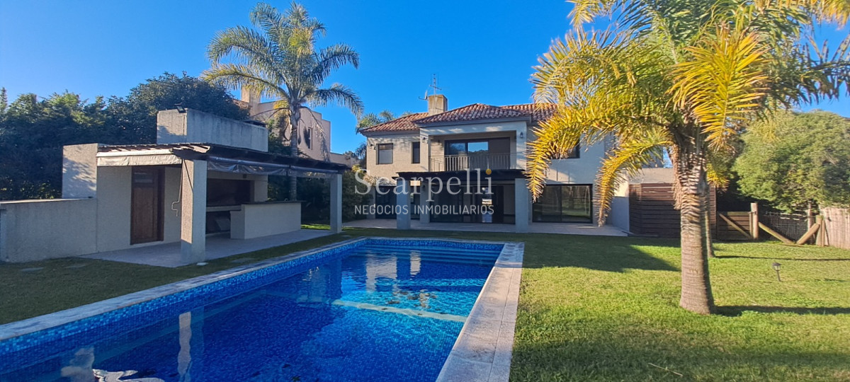 Casa ID.19393 - Lomas de Carrasco: La Mayor Seguridad para  Vivir en Uruguay: Destacado Chalet estilo español en Calle Cerrada con Lago a pocos metros