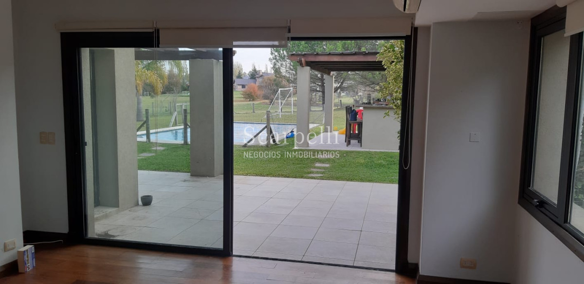 Casa ID.19393 - Lomas de Carrasco: La Mayor Seguridad para  Vivir en Uruguay: Destacado Chalet estilo español en Calle Cerrada con Lago a pocos metros