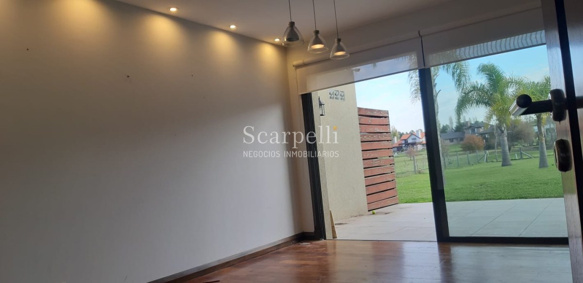 Casa ID.19393 - Lomas de Carrasco: La Mayor Seguridad para  Vivir en Uruguay: Destacado Chalet estilo español en Calle Cerrada con Lago a pocos metros