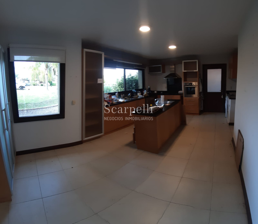 Casa ID.19393 - Lomas de Carrasco: La Mayor Seguridad para  Vivir en Uruguay: Destacado Chalet estilo español en Calle Cerrada con Lago a pocos metros