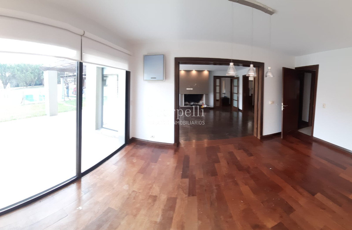 Casa ID.19393 - Lomas de Carrasco: La Mayor Seguridad para  Vivir en Uruguay: Destacado Chalet estilo español en Calle Cerrada con Lago a pocos metros