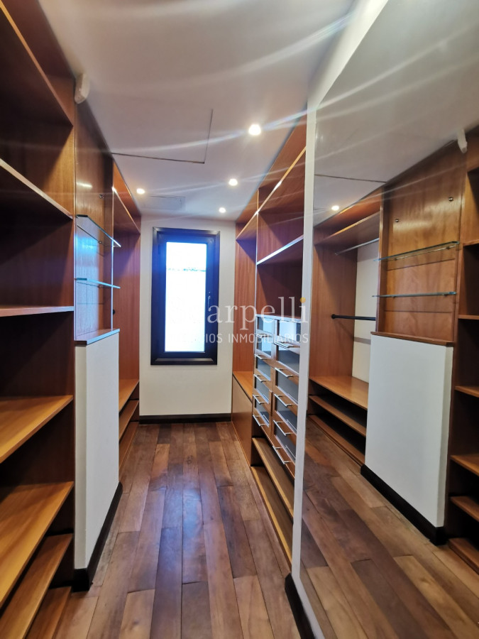 Casa ID.19393 - Lomas de Carrasco: La Mayor Seguridad para  Vivir en Uruguay: Destacado Chalet estilo español en Calle Cerrada con Lago a pocos metros