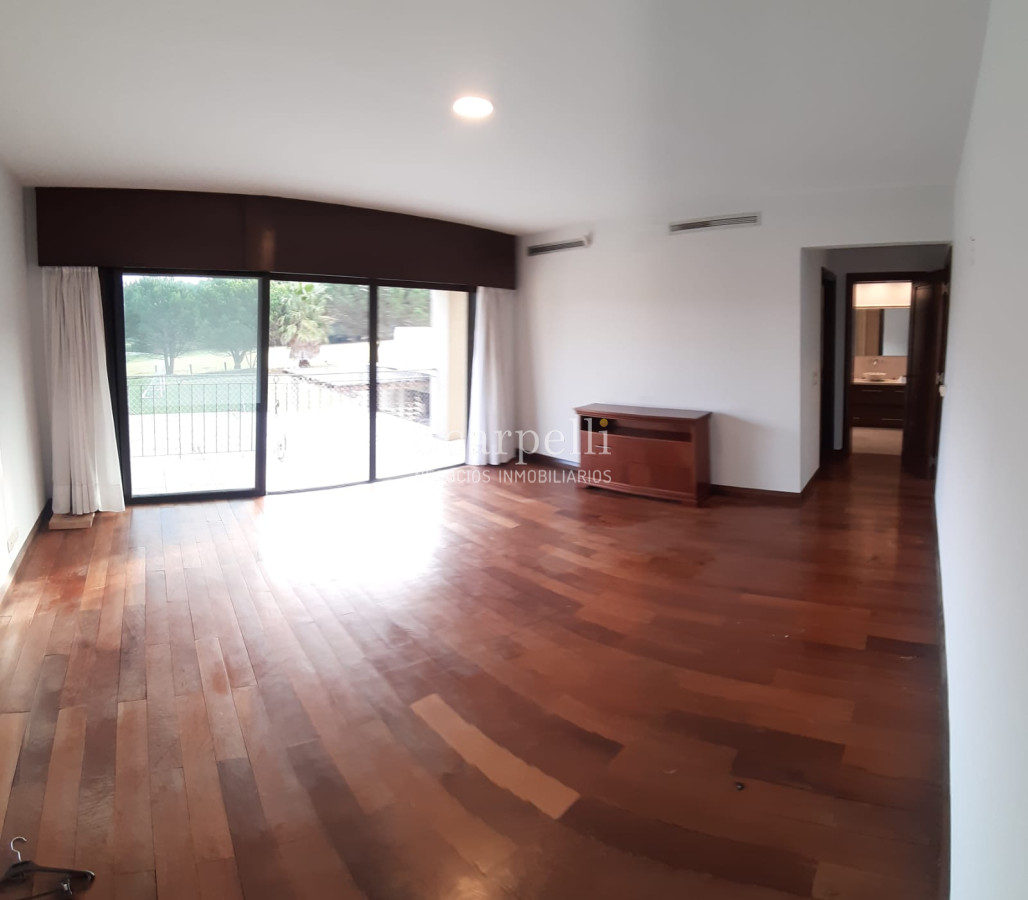 Casa ID.19393 - Lomas de Carrasco: La Mayor Seguridad para  Vivir en Uruguay: Destacado Chalet estilo español en Calle Cerrada con Lago a pocos metros