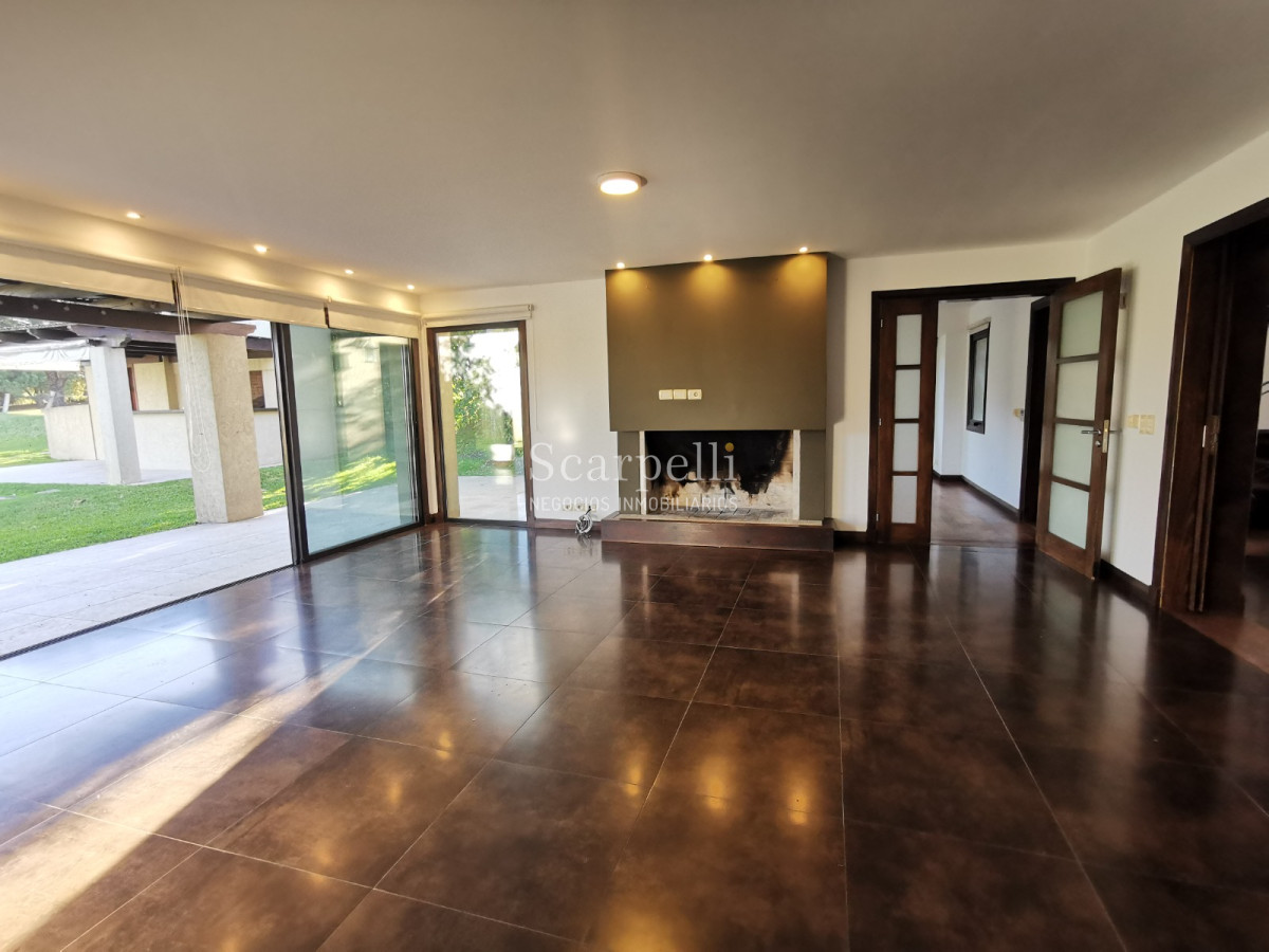 Casa ID.19393 - Lomas de Carrasco: La Mayor Seguridad para  Vivir en Uruguay: Destacado Chalet estilo español en Calle Cerrada con Lago a pocos metros