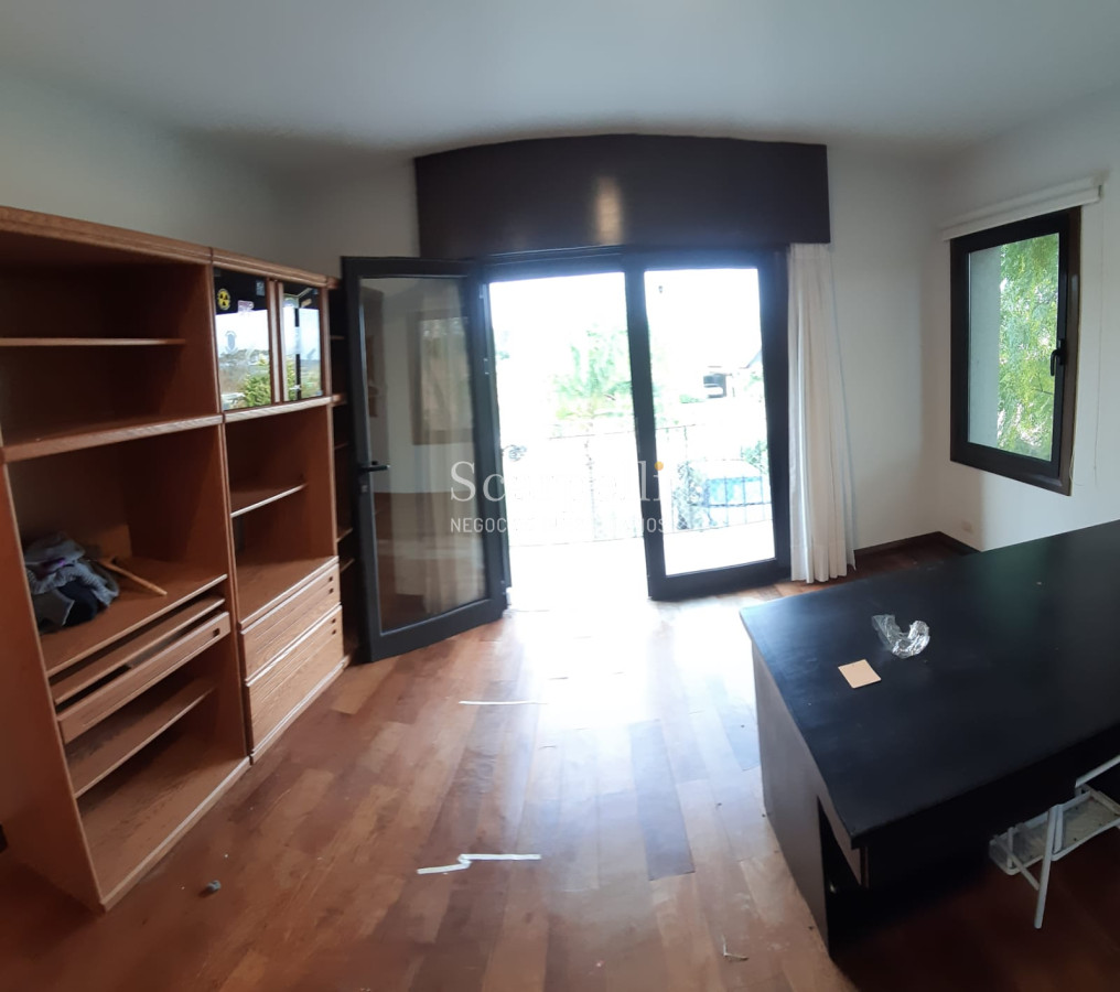 Casa ID.19393 - Lomas de Carrasco: La Mayor Seguridad para  Vivir en Uruguay: Destacado Chalet estilo español en Calle Cerrada con Lago a pocos metros