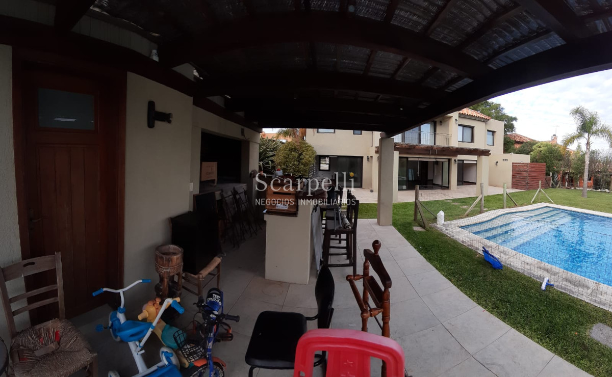 Casa ID.19393 - Lomas de Carrasco: La Mayor Seguridad para  Vivir en Uruguay: Destacado Chalet estilo español en Calle Cerrada con Lago a pocos metros