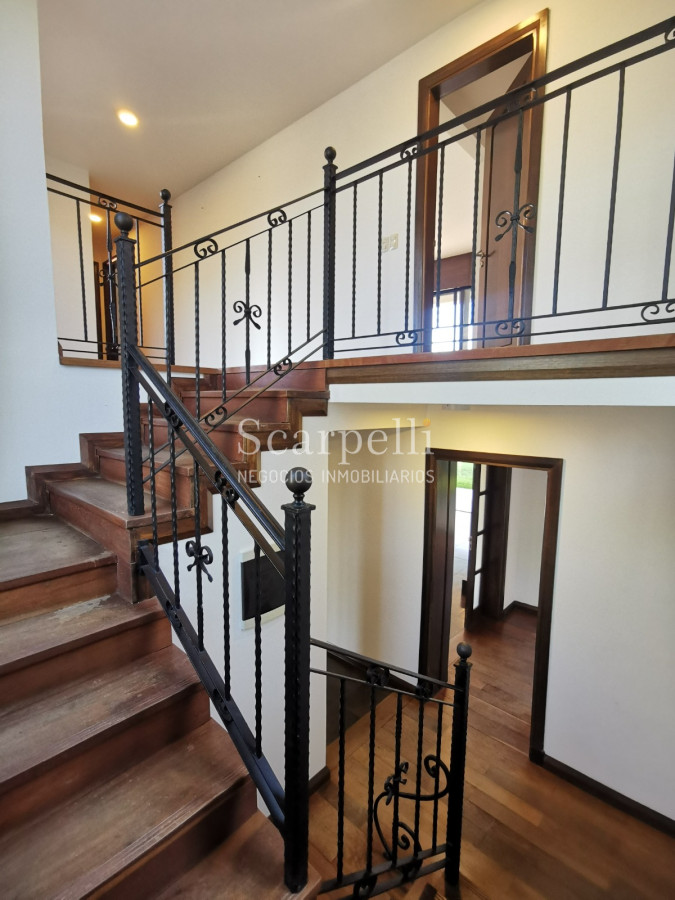 Casa ID.19393 - Lomas de Carrasco: La Mayor Seguridad para  Vivir en Uruguay: Destacado Chalet estilo español en Calle Cerrada con Lago a pocos metros