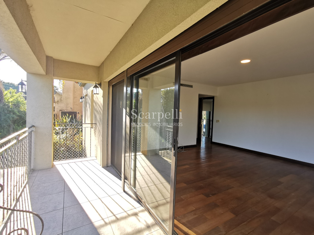 Casa ID.19393 - Lomas de Carrasco: La Mayor Seguridad para  Vivir en Uruguay: Destacado Chalet estilo español en Calle Cerrada con Lago a pocos metros