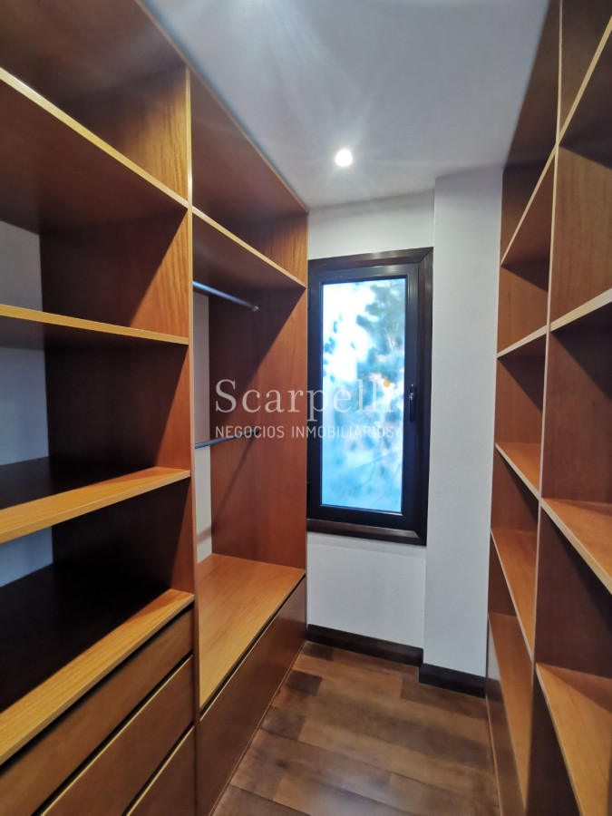 Casa ID.19393 - Lomas de Carrasco: La Mayor Seguridad para  Vivir en Uruguay: Destacado Chalet estilo español en Calle Cerrada con Lago a pocos metros