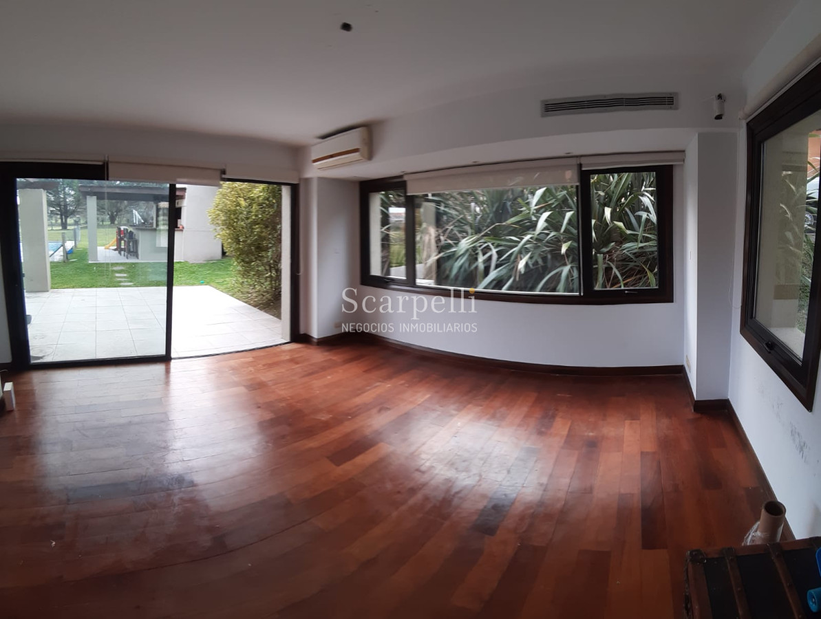 Casa ID.19393 - Lomas de Carrasco: La Mayor Seguridad para  Vivir en Uruguay: Destacado Chalet estilo español en Calle Cerrada con Lago a pocos metros