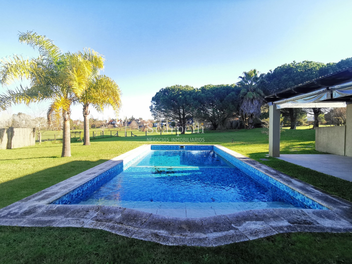 Casa ID.19393 - Lomas de Carrasco: La Mayor Seguridad para  Vivir en Uruguay: Destacado Chalet estilo español en Calle Cerrada con Lago a pocos metros