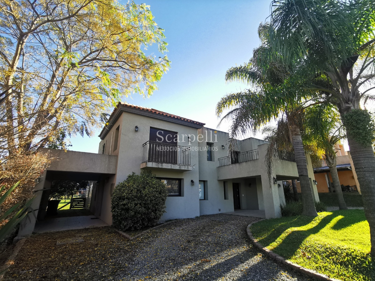 Casa ID.19393 - Lomas de Carrasco: La Mayor Seguridad para  Vivir en Uruguay: Destacado Chalet estilo español en Calle Cerrada con Lago a pocos metros