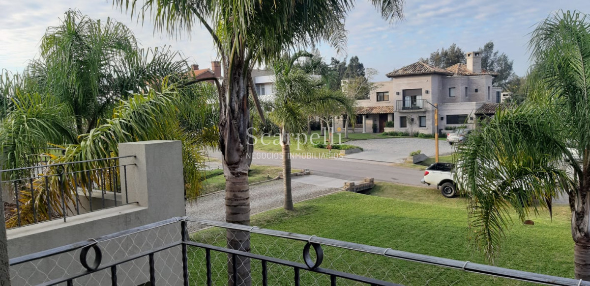 Casa ID.19393 - Lomas de Carrasco: La Mayor Seguridad para  Vivir en Uruguay: Destacado Chalet estilo español en Calle Cerrada con Lago a pocos metros