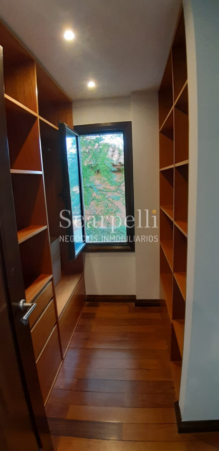 Casa ID.19393 - Lomas de Carrasco: La Mayor Seguridad para  Vivir en Uruguay: Destacado Chalet estilo español en Calle Cerrada con Lago a pocos metros