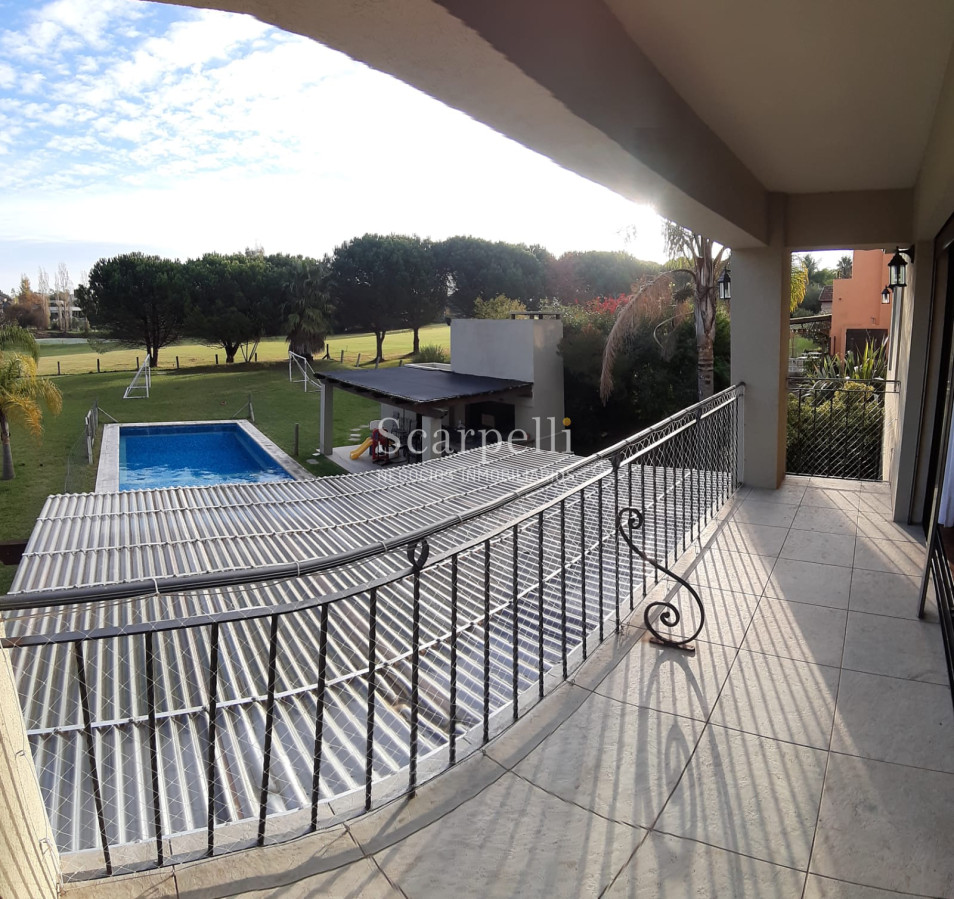 Casa ID.19393 - Lomas de Carrasco: La Mayor Seguridad para  Vivir en Uruguay: Destacado Chalet estilo español en Calle Cerrada con Lago a pocos metros