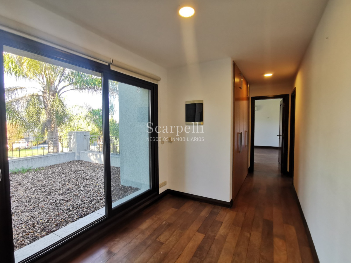 Casa ID.19393 - Lomas de Carrasco: La Mayor Seguridad para  Vivir en Uruguay: Destacado Chalet estilo español en Calle Cerrada con Lago a pocos metros