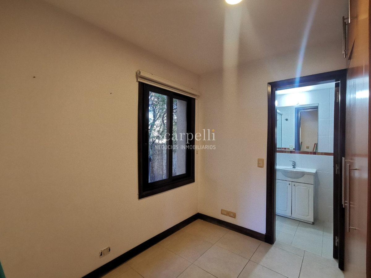 Casa ID.19393 - Lomas de Carrasco: La Mayor Seguridad para  Vivir en Uruguay: Destacado Chalet estilo español en Calle Cerrada con Lago a pocos metros