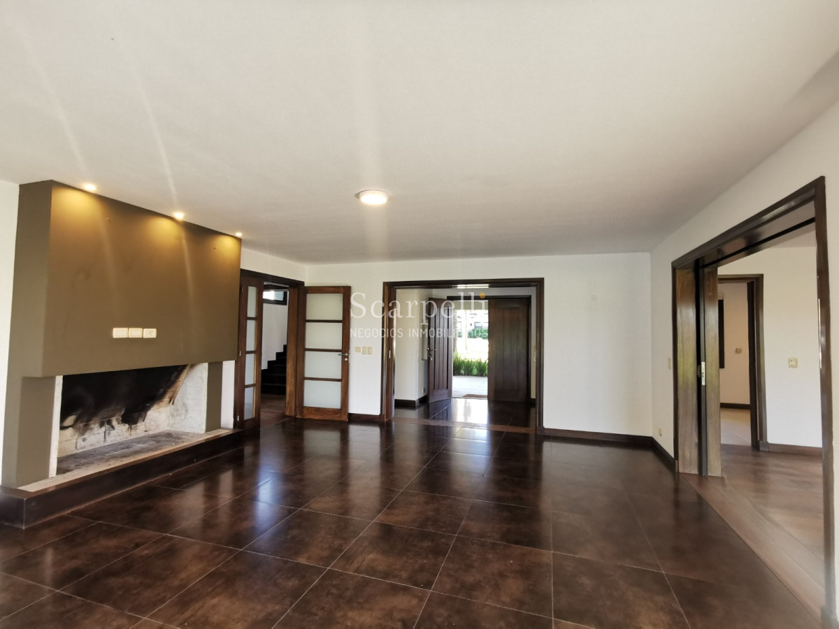 Casa ID.19393 - Lomas de Carrasco: La Mayor Seguridad para  Vivir en Uruguay: Destacado Chalet estilo español en Calle Cerrada con Lago a pocos metros