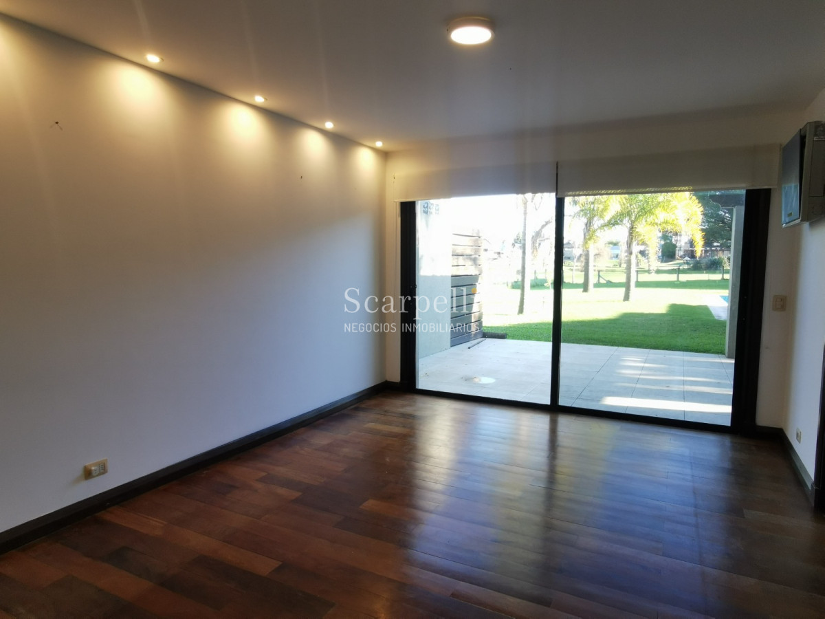 Casa ID.19393 - Lomas de Carrasco: La Mayor Seguridad para  Vivir en Uruguay: Destacado Chalet estilo español en Calle Cerrada con Lago a pocos metros