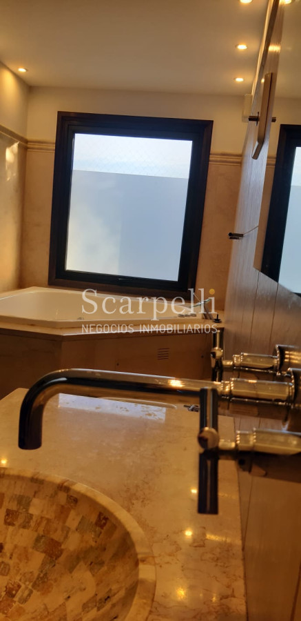 Casa ID.19393 - Lomas de Carrasco: La Mayor Seguridad para  Vivir en Uruguay: Destacado Chalet estilo español en Calle Cerrada con Lago a pocos metros