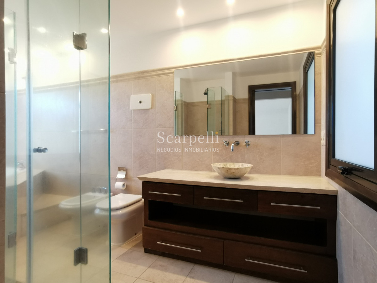 Casa ID.19393 - Lomas de Carrasco: La Mayor Seguridad para  Vivir en Uruguay: Destacado Chalet estilo español en Calle Cerrada con Lago a pocos metros