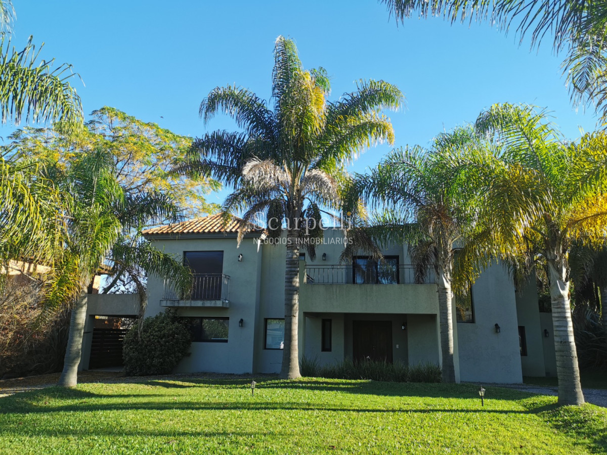 Casa ID.19393 - Lomas de Carrasco: La Mayor Seguridad para  Vivir en Uruguay: Destacado Chalet estilo español en Calle Cerrada con Lago a pocos metros