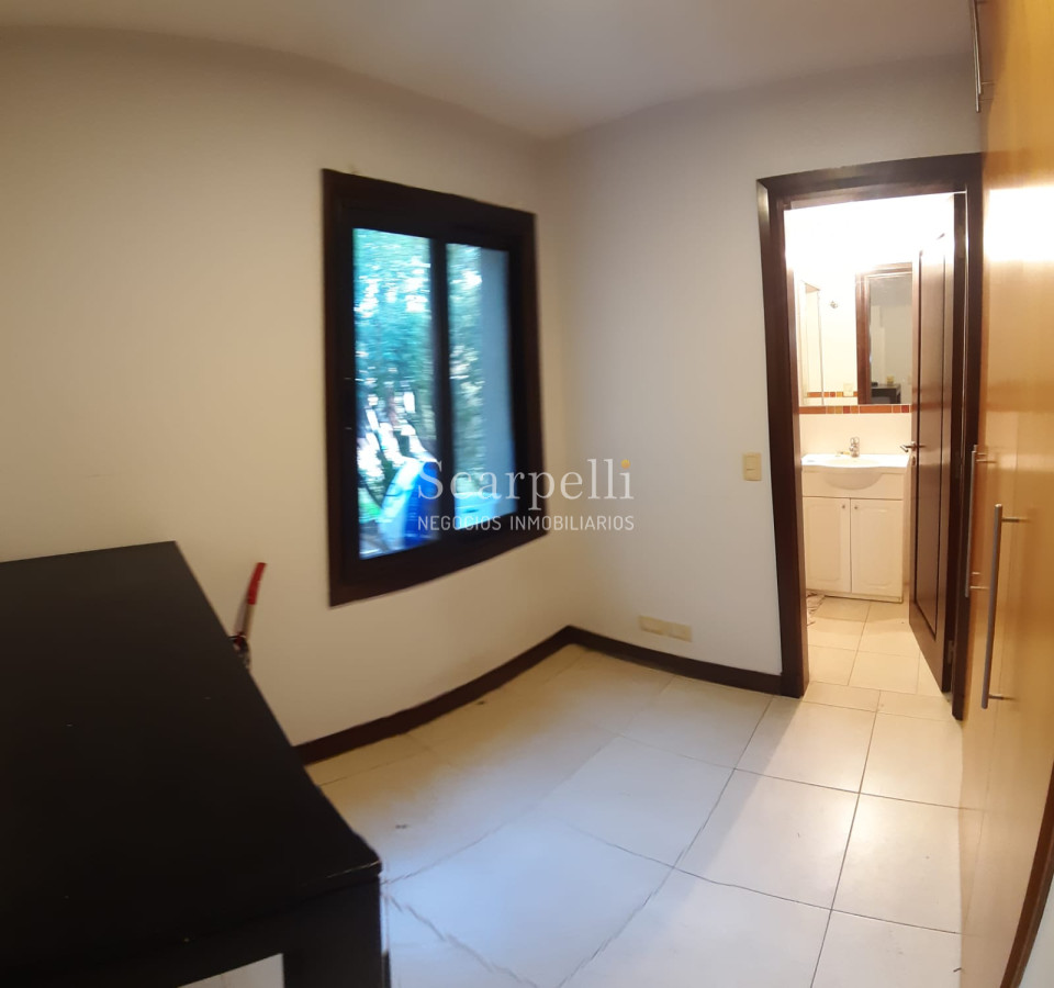 Casa ID.19393 - Lomas de Carrasco: La Mayor Seguridad para  Vivir en Uruguay: Destacado Chalet estilo español en Calle Cerrada con Lago a pocos metros