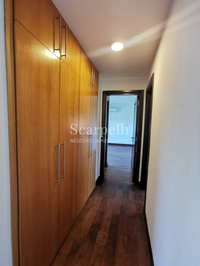 Casa ID.19393 - Lomas de Carrasco: La Mayor Seguridad para  Vivir en Uruguay: Destacado Chalet estilo español en Calle Cerrada con Lago a pocos metros