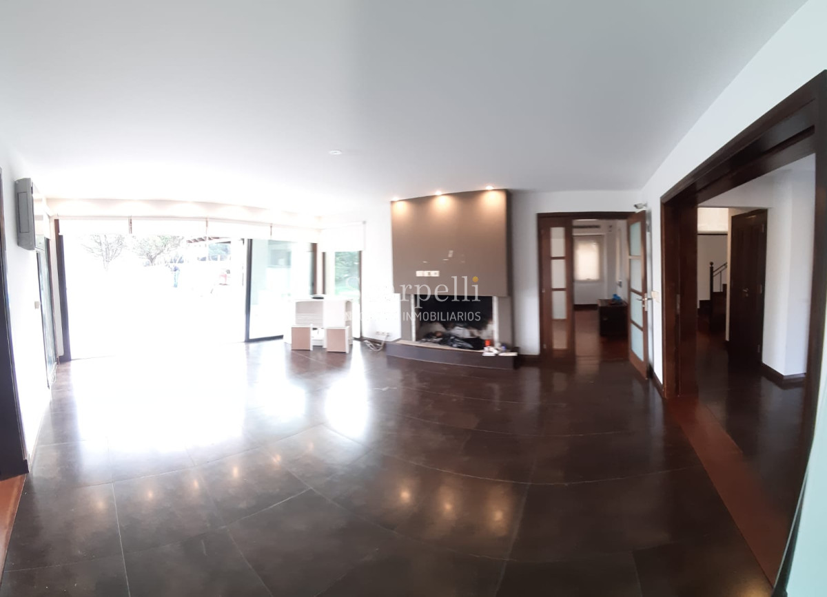 Casa ID.19393 - Lomas de Carrasco: La Mayor Seguridad para  Vivir en Uruguay: Destacado Chalet estilo español en Calle Cerrada con Lago a pocos metros