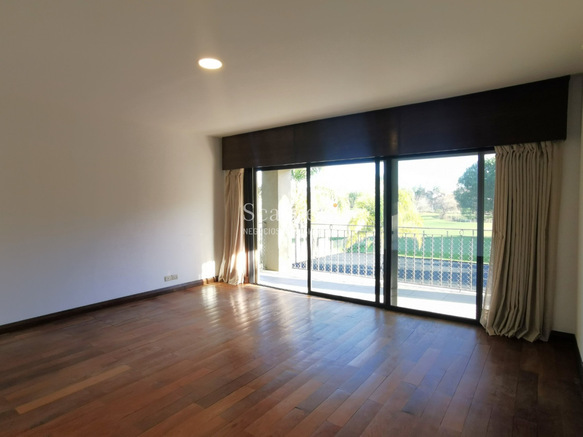 Casa ID.19393 - Lomas de Carrasco: La Mayor Seguridad para  Vivir en Uruguay: Destacado Chalet estilo español en Calle Cerrada con Lago a pocos metros