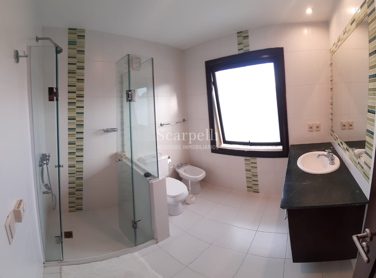 Casa ID.19393 - Lomas de Carrasco: La Mayor Seguridad para  Vivir en Uruguay: Destacado Chalet estilo español en Calle Cerrada con Lago a pocos metros