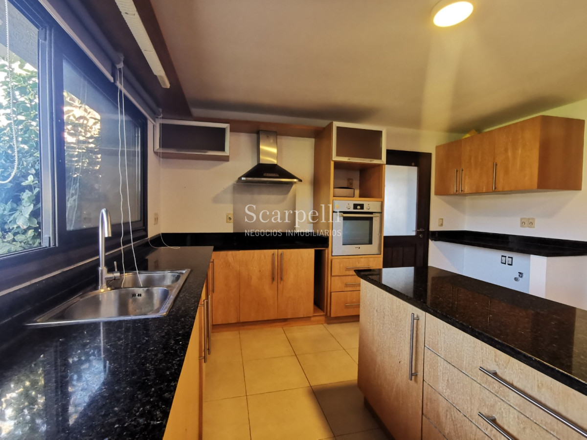 Casa ID.19393 - Lomas de Carrasco: La Mayor Seguridad para  Vivir en Uruguay: Destacado Chalet estilo español en Calle Cerrada con Lago a pocos metros