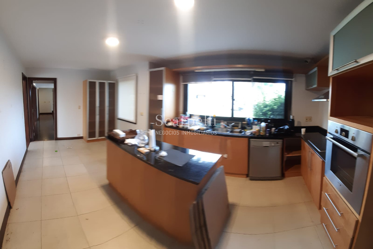 Casa ID.19393 - Lomas de Carrasco: La Mayor Seguridad para  Vivir en Uruguay: Destacado Chalet estilo español en Calle Cerrada con Lago a pocos metros