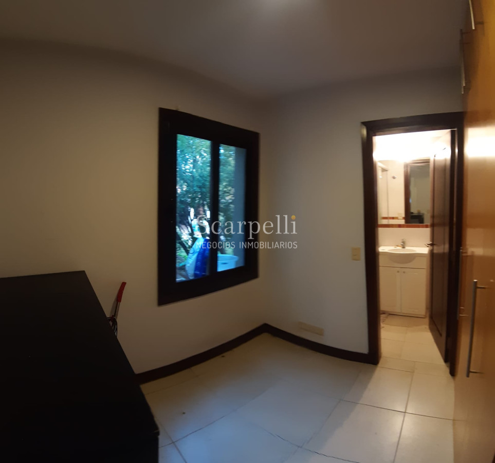 Casa ID.19393 - Lomas de Carrasco: La Mayor Seguridad para  Vivir en Uruguay: Destacado Chalet estilo español en Calle Cerrada con Lago a pocos metros