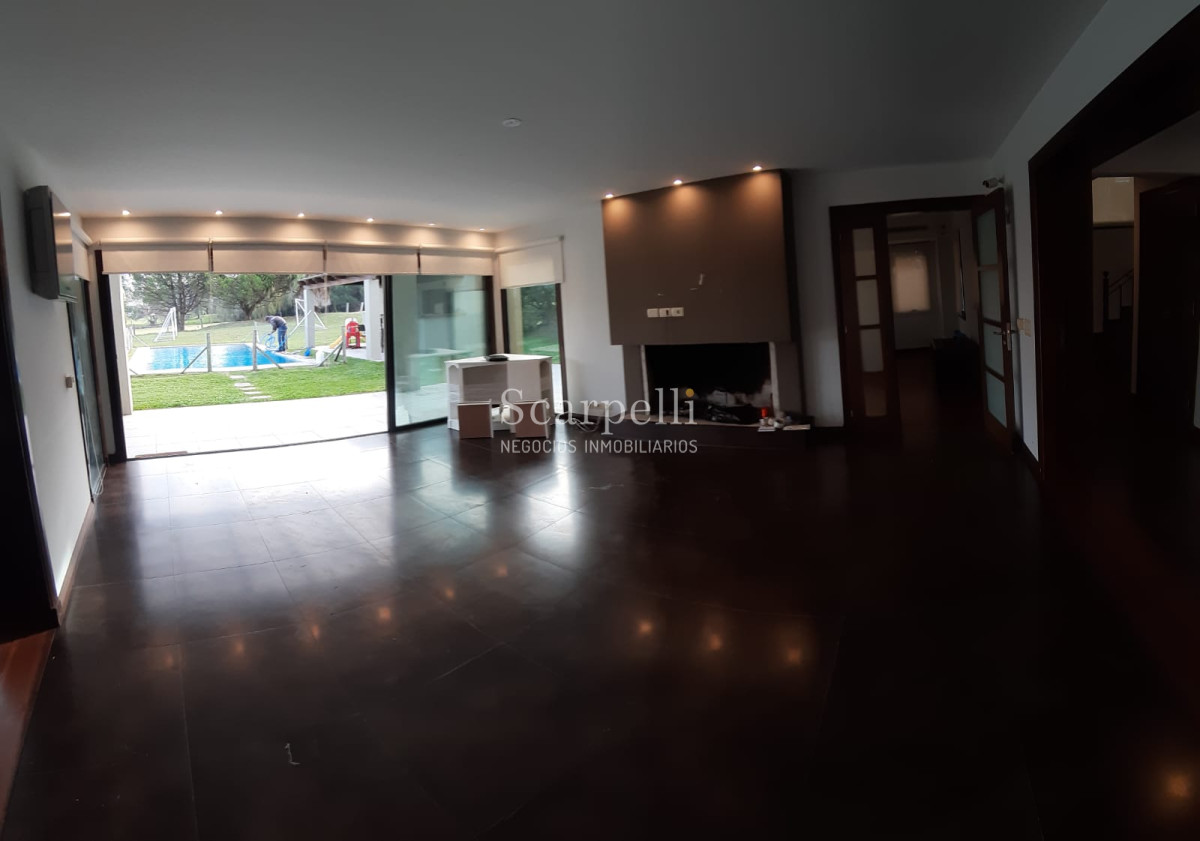 Casa ID.19393 - Lomas de Carrasco: La Mayor Seguridad para  Vivir en Uruguay: Destacado Chalet estilo español en Calle Cerrada con Lago a pocos metros