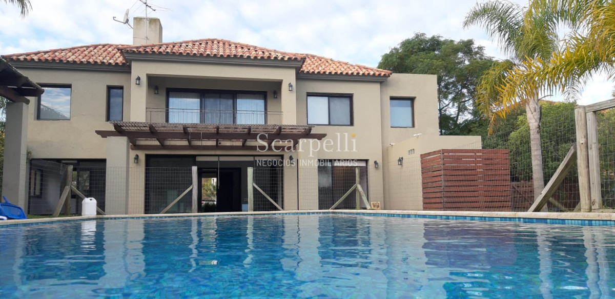 Casa ID.19393 - Lomas de Carrasco: La Mayor Seguridad para  Vivir en Uruguay: Destacado Chalet estilo español en Calle Cerrada con Lago a pocos metros