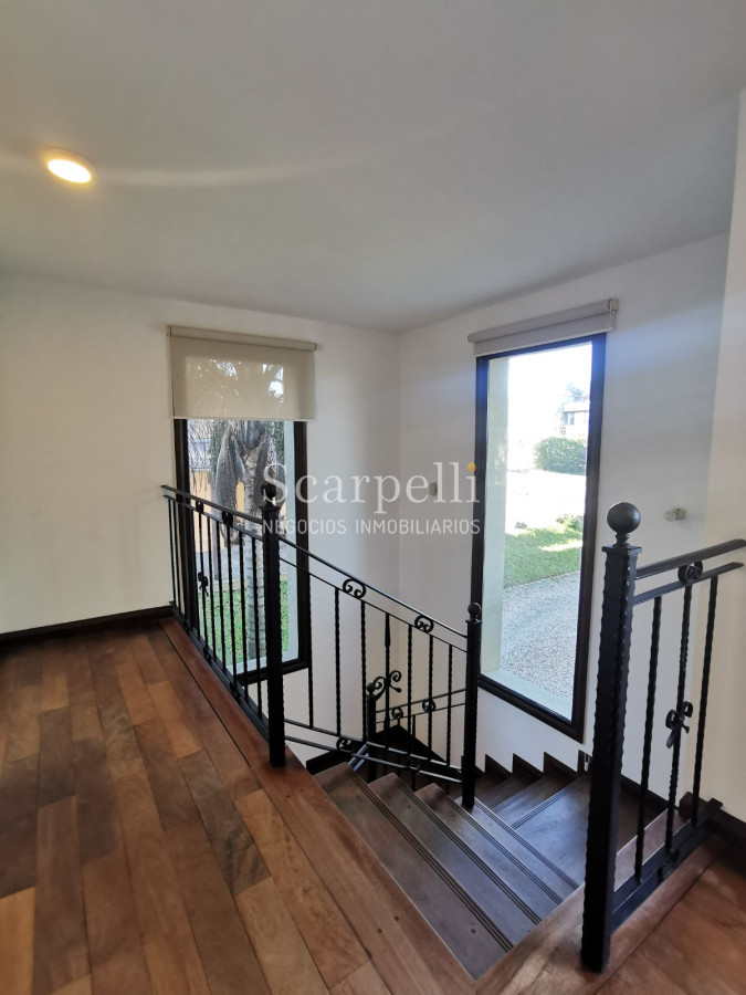 Casa ID.19393 - Lomas de Carrasco: La Mayor Seguridad para  Vivir en Uruguay: Destacado Chalet estilo español en Calle Cerrada con Lago a pocos metros