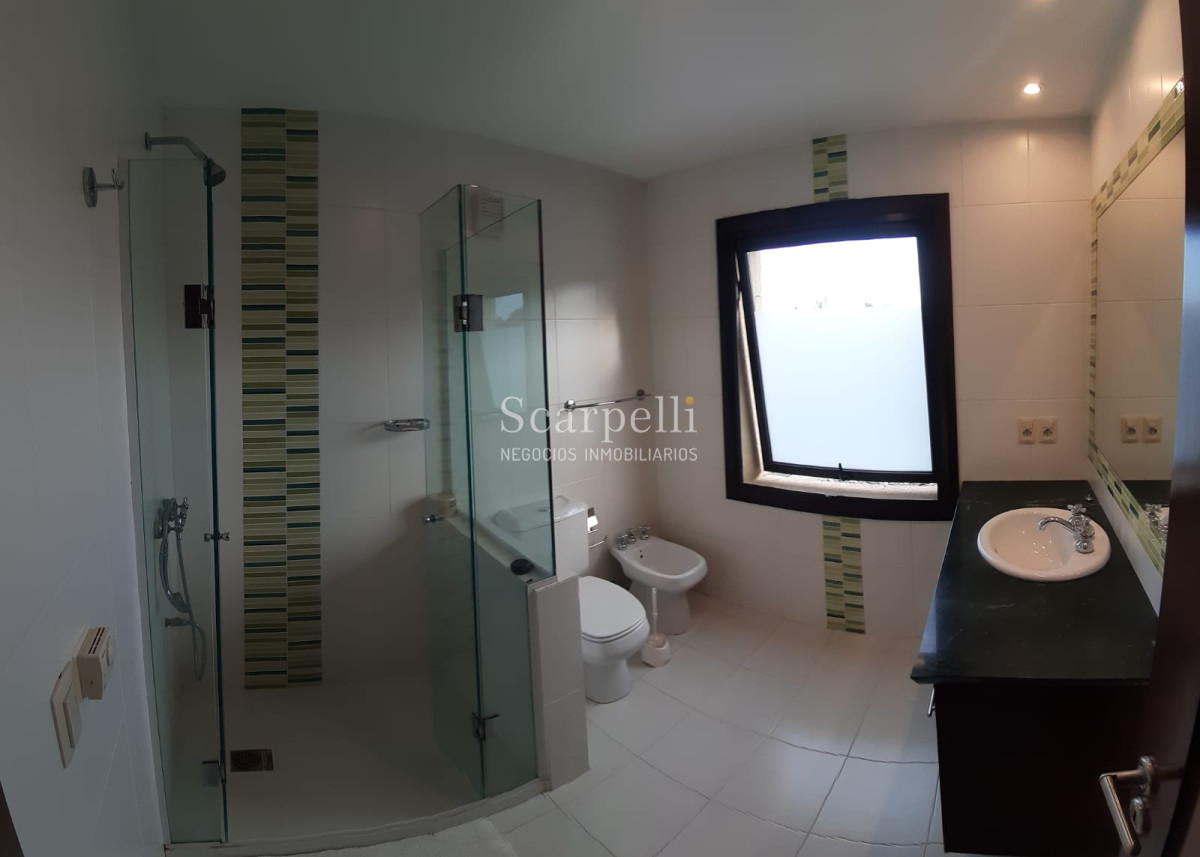 Casa ID.19393 - Lomas de Carrasco: La Mayor Seguridad para  Vivir en Uruguay: Destacado Chalet estilo español en Calle Cerrada con Lago a pocos metros