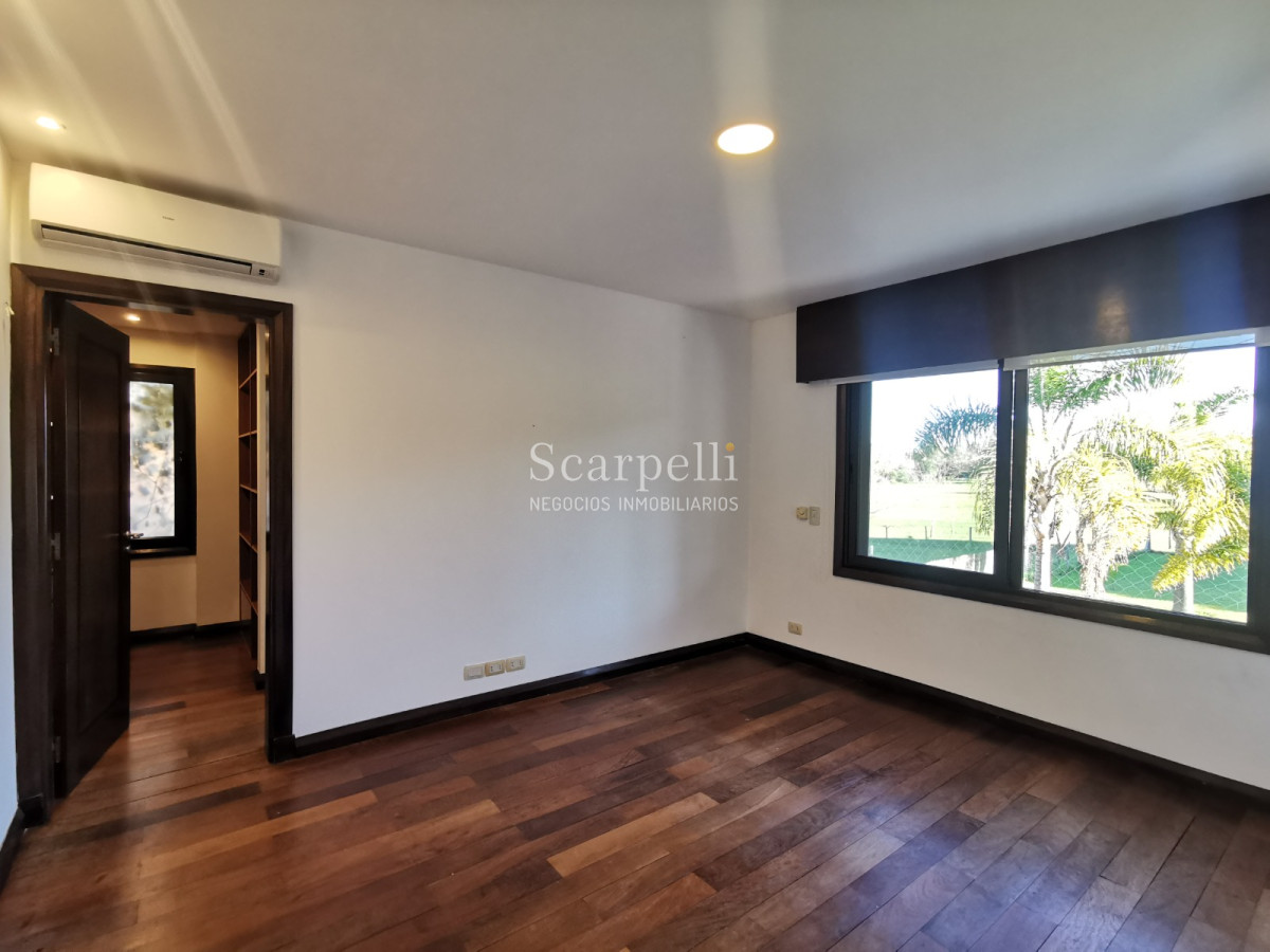 Casa ID.19393 - Lomas de Carrasco: La Mayor Seguridad para  Vivir en Uruguay: Destacado Chalet estilo español en Calle Cerrada con Lago a pocos metros