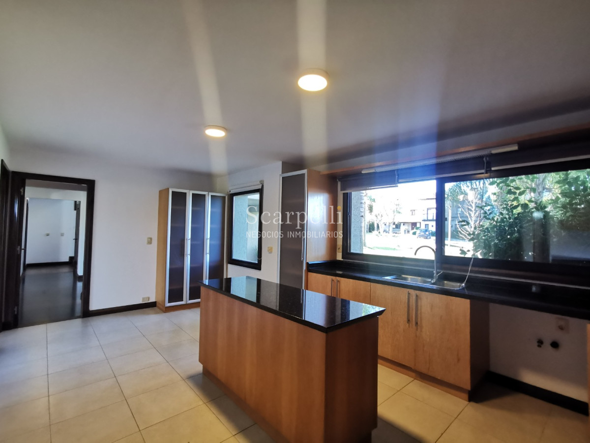 Casa ID.19393 - Lomas de Carrasco: La Mayor Seguridad para  Vivir en Uruguay: Destacado Chalet estilo español en Calle Cerrada con Lago a pocos metros